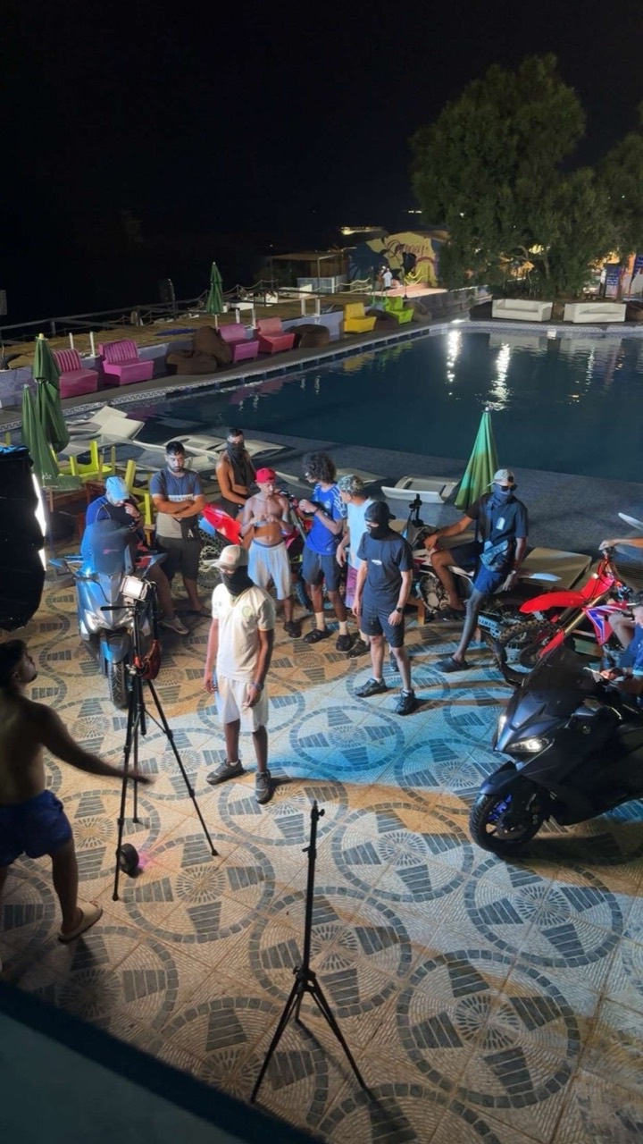 Coulisses d’un tournage nocturne au bord d’une piscine