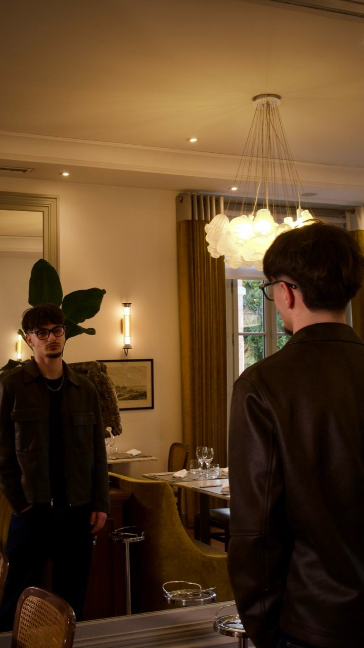 MELOV face à son reflet dans un intérieur élégant