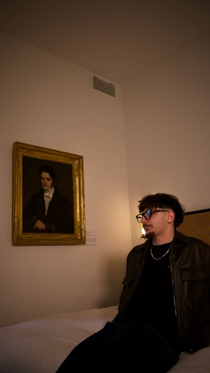 Portrait de MELOV dans un intérieur élégant