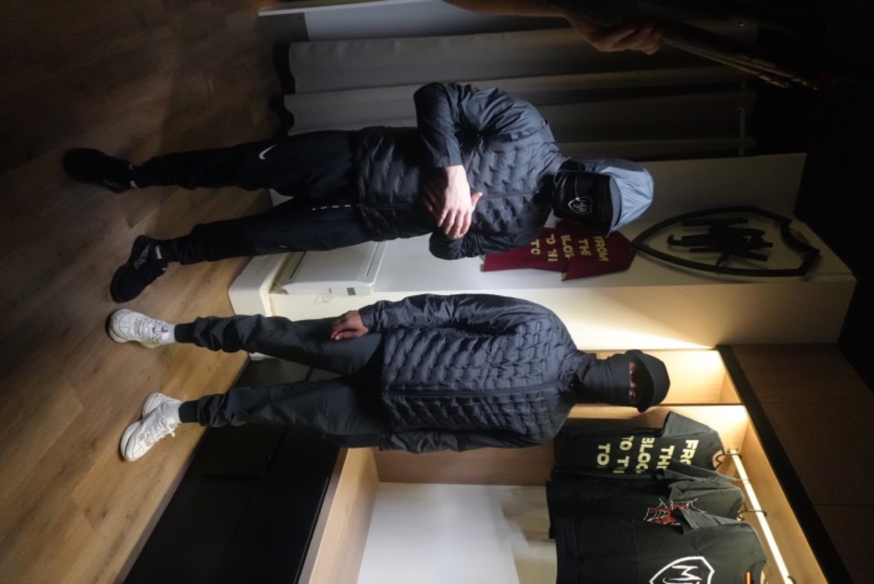 ALPHA et SNØW portant des pièces MJK