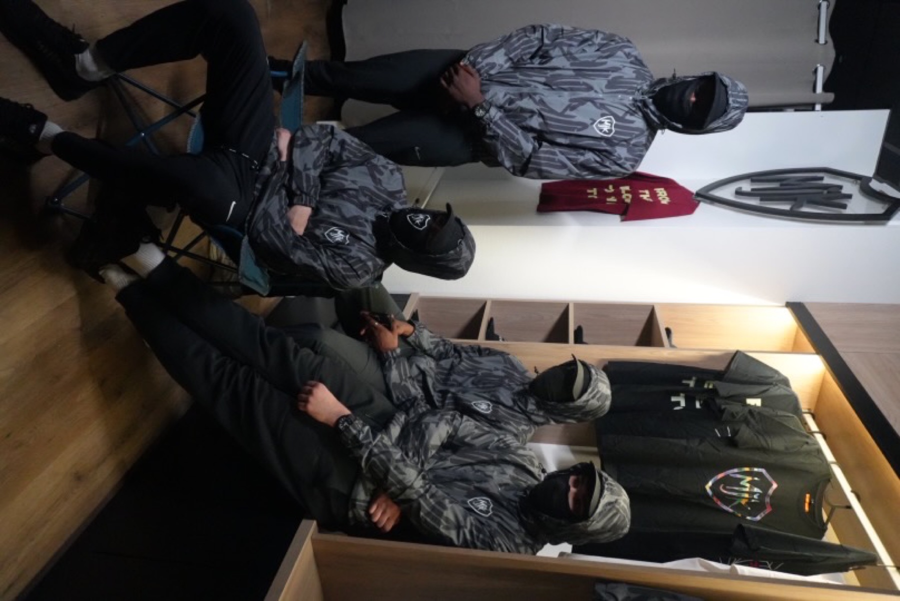 Plusieurs membres réunis dans une boutique