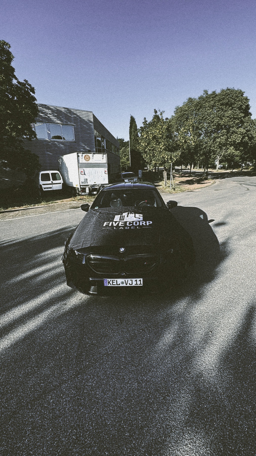 Une voiture noire portant l’identité FIVECORP